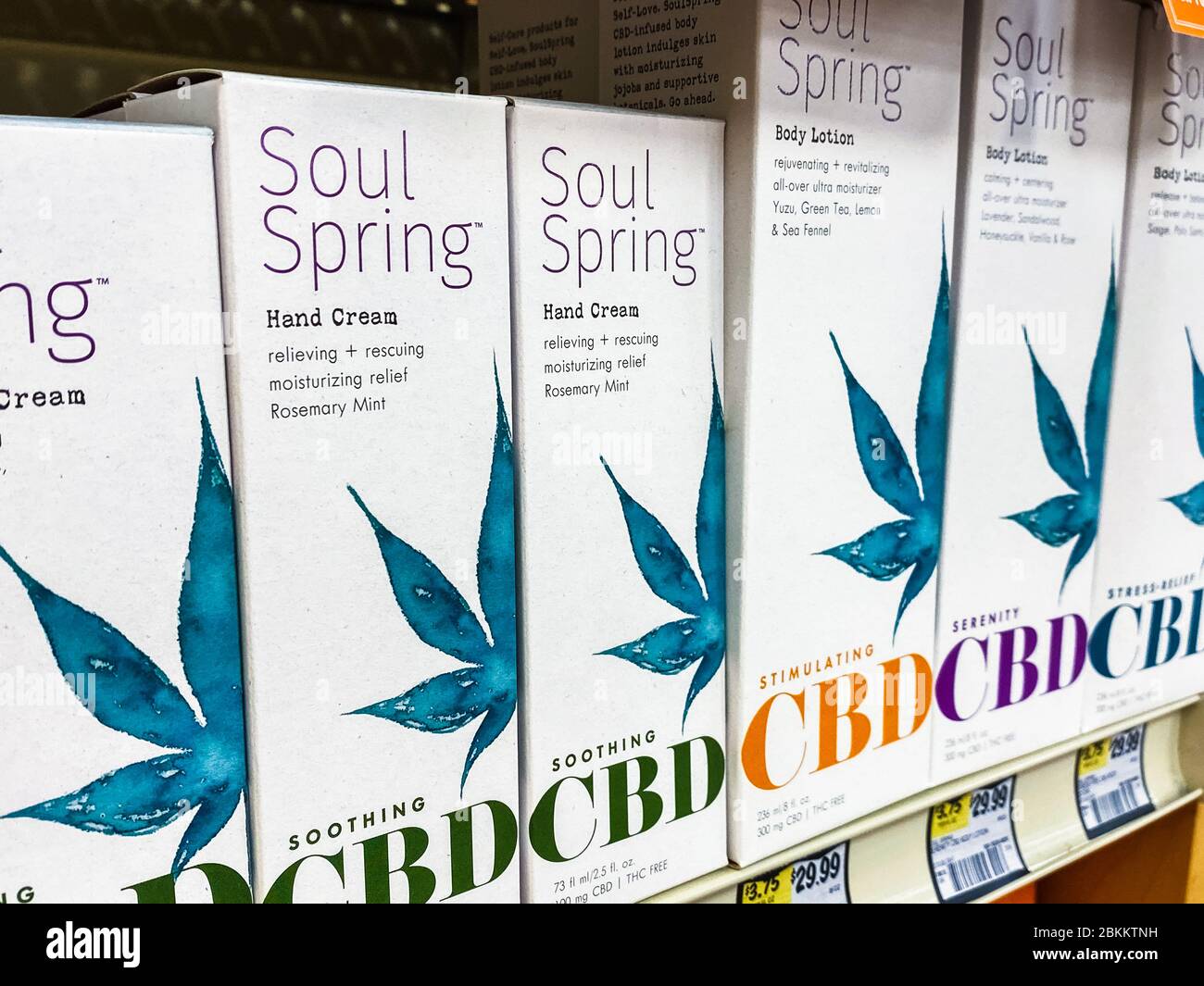 Dez 16, 2019 Sunnyvale / CA / USA - Körperpflegeprodukte, die CBD enthalten, in einem Supermarkt in der San Francisco Bay Area zu verkaufen; Stockfoto