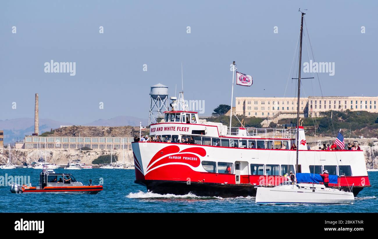 Okt 12, 2019 San Francisco / CA / USA - EIN Boot der US-Küstenwache nähert sich einem Schiff der Roten und Weißen Flotte, das in der Bucht von San Francisco fährt; Al Stockfoto