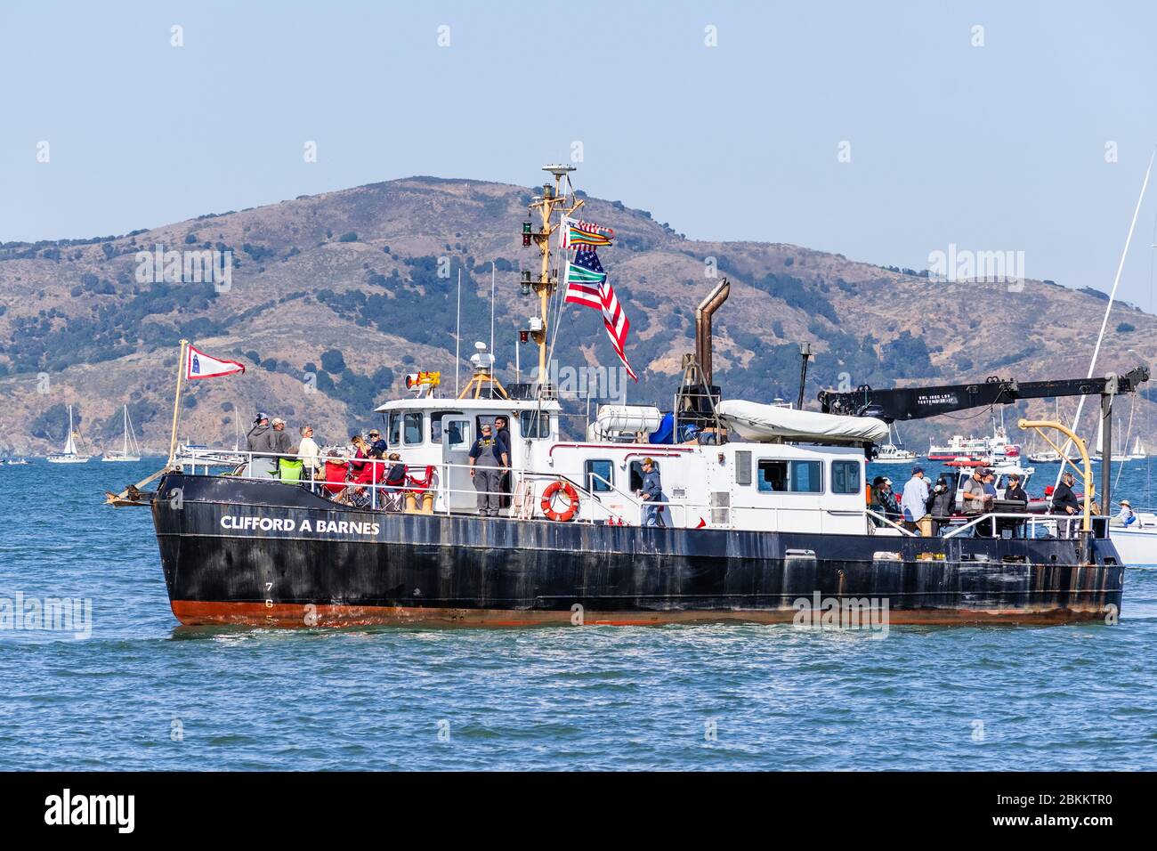 Okt 12, 2019 San Francisco / CA / USA - RV Clifford A. Barnes, ein Forschungsschiff, fährt in der Bucht von San Francisco; Angel Island sichtbar im Hintergrund Stockfoto