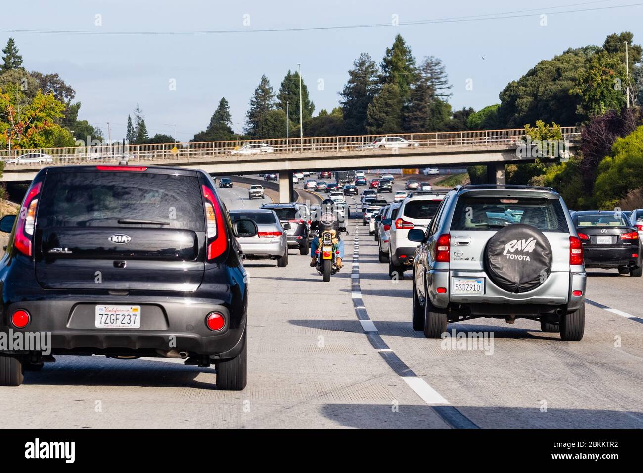 Okt 18, 2019 Oakland / CA / USA - starker Verkehr auf einer der Autobahnen East San Francisco Bay Area; Motorradfahrer teilen die Spuren zwischen den Autos Stockfoto