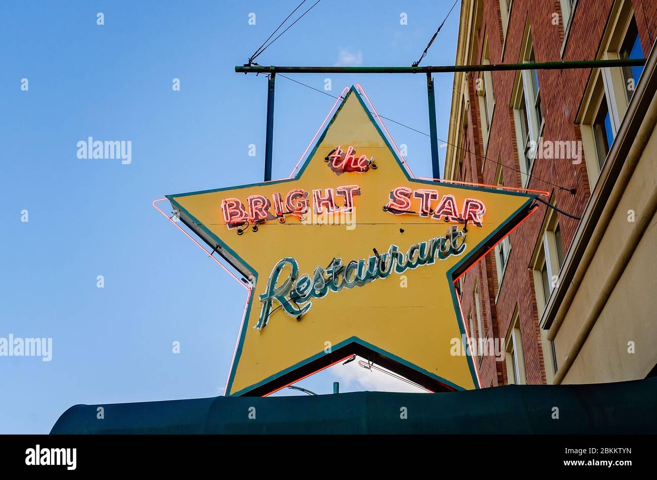Vor dem Restaurant Bright Star, 12. Juli 2015, in Bessemer, Alabama, hängt ein Schild. Das Restaurant ist auf griechische Küche spezialisiert. Stockfoto