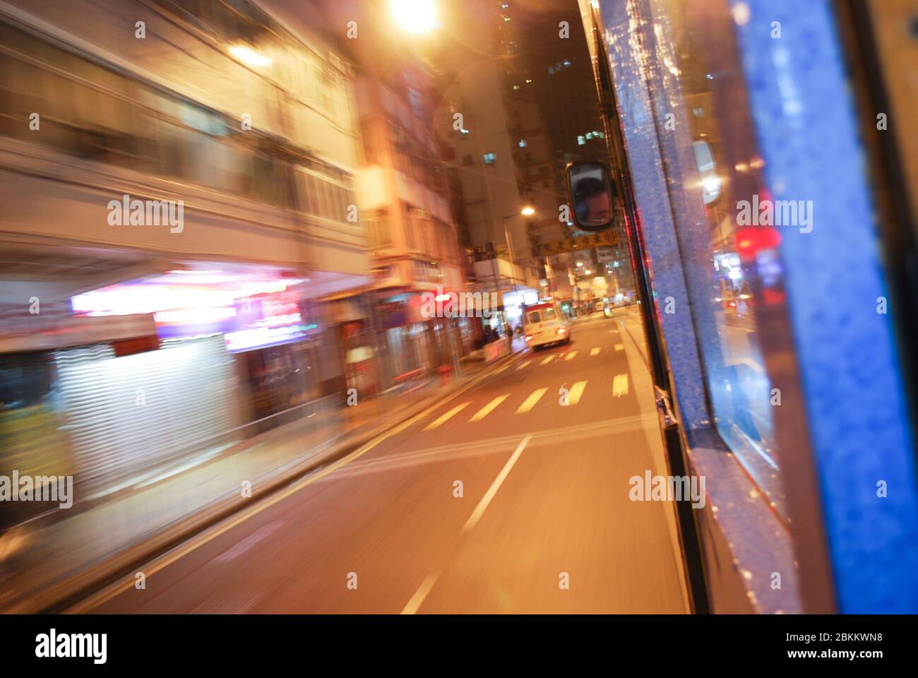 Straßenszene bei Nacht City Life Lights Dark Movement Traffic Blur Central Kowloon Nathan Road in Hong Kong Stockfoto