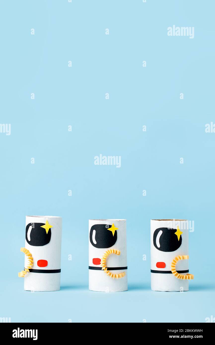 Spielzeug Astronaut auf blauem Hintergrund mit Kopie Raum für Text. Konzept der Geschäftseinführung, Start-up, Handwerk, diy, kreative Idee aus Toilettenröhre, Recycling Stockfoto