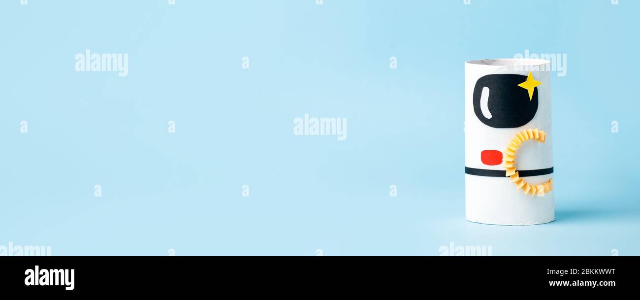 Spielzeug Astronaut auf blauem Hintergrund mit Kopie Raum für Text. Konzept der Geschäftseinführung, Start-up, Handwerk, diy, kreative Idee aus Toilettenröhre, Recycling Stockfoto