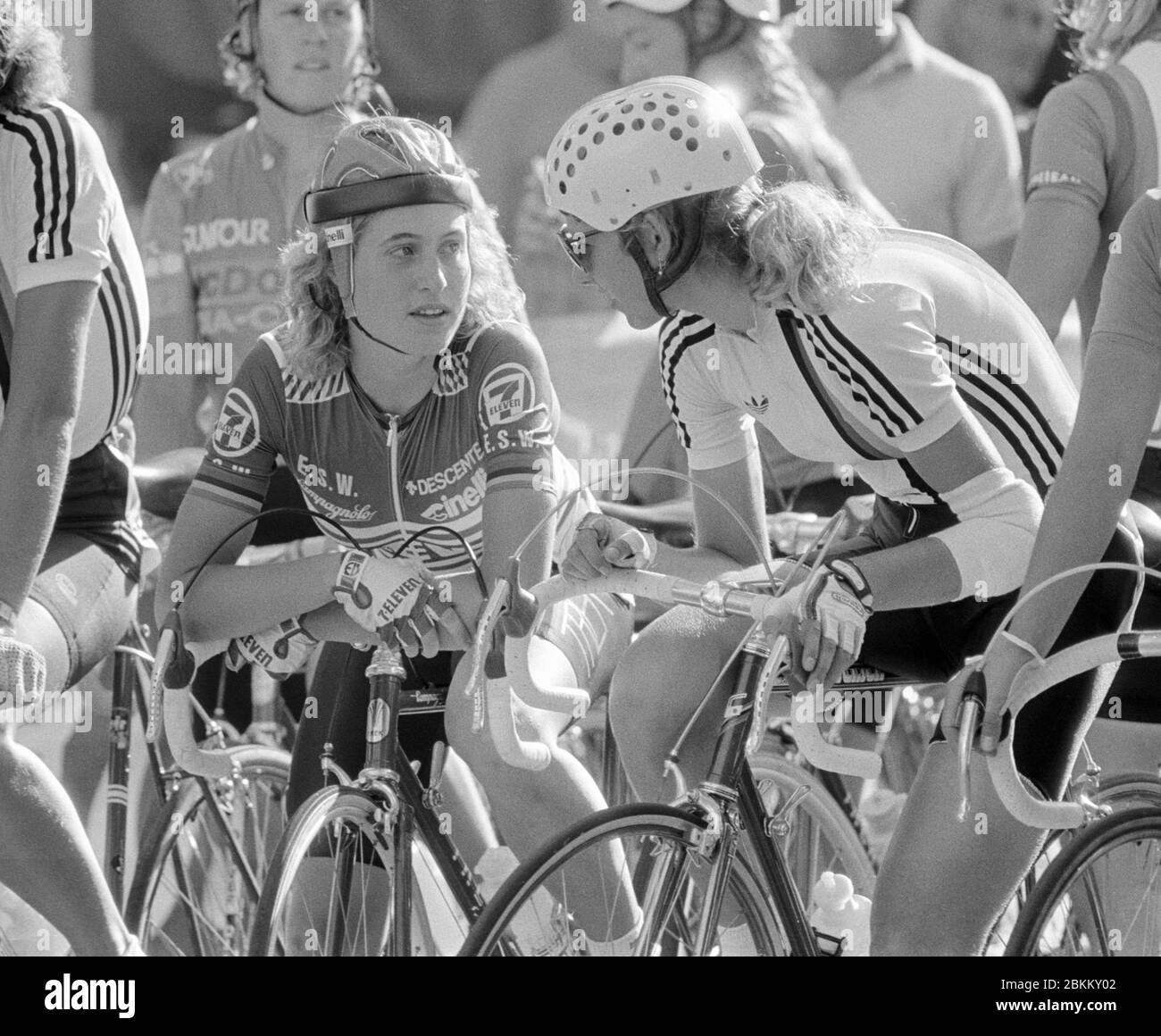 Die amerikanische Radfahrerin Rebecca Twigg, Mitglied des Damen-Radteams 7-11, links und die Deutsche Sandra Schumacher am Start, bevor am 15. August 1985 das Coors International Bicycle Classic Radrennen in Grand Junction, CO. Gestartet wurde. Foto: Francis Specker Stockfoto