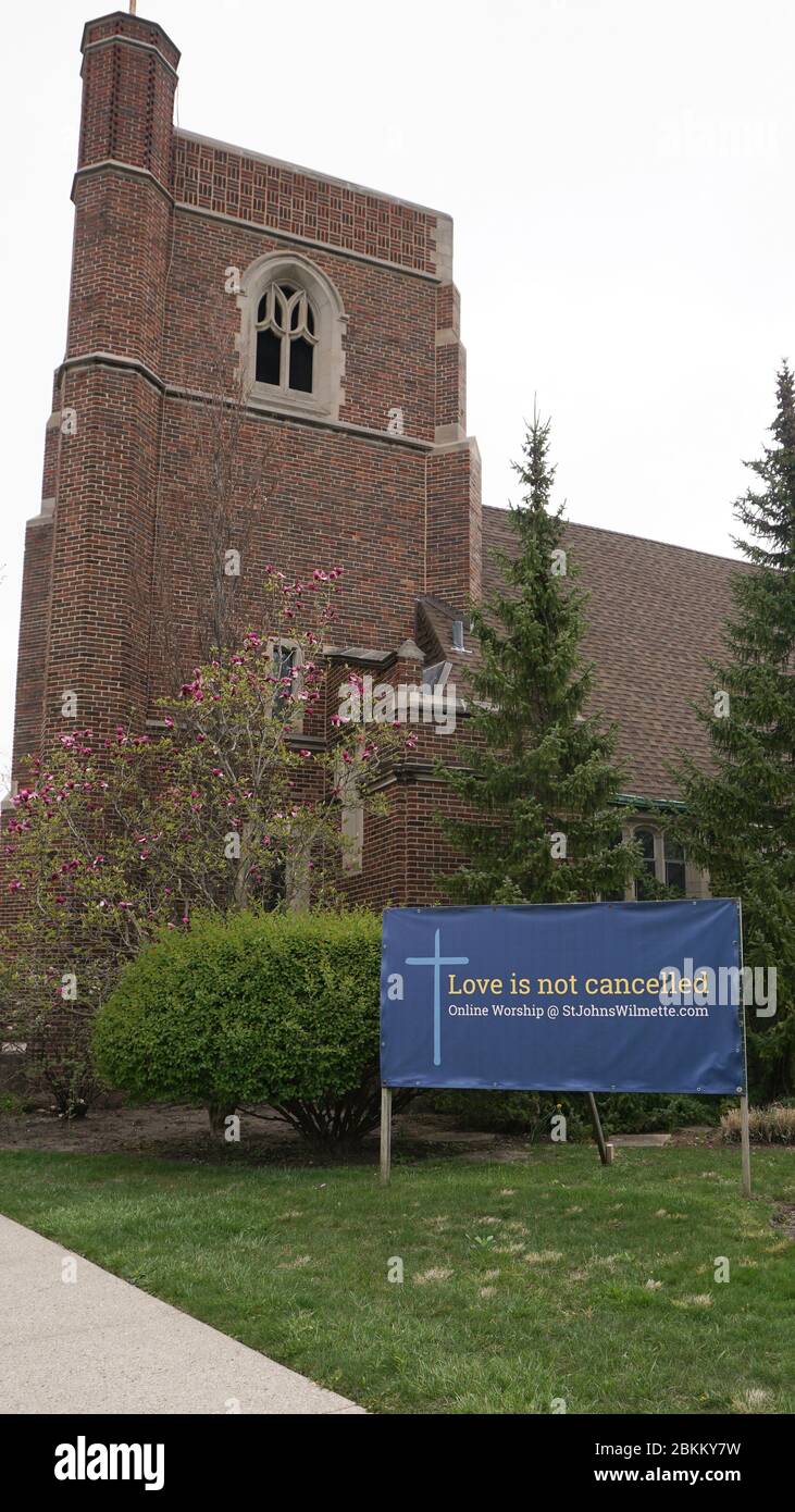 Liebe wird nicht abgesagt - Banner vor der lutherischen Kirche gibt eine Erinnerung an Online-Verehrung Möglichkeiten während Coronavirus Pandemie Stockfoto