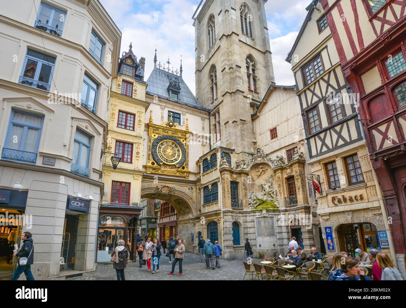 Touristen und Einheimische kommen an und unter dem Gros horloge vorbei, der mittelalterlichen astronomischen Uhr auf der Hauptstraße von Rouen Frankreich Stockfoto