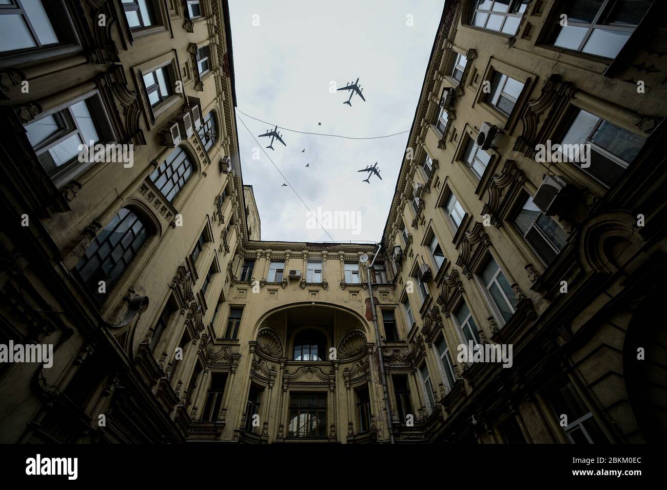 (200504) -- MOSKAU, 4. Mai 2020 (Xinhua) -- Russische TU-95MS strategische Bomber fliegen während einer Luftparadeprobe am 4. Mai 2020 über Moskau, Russland. Insgesamt nahmen 75 Flugzeuge und Hubschrauber an der Generalprobe der Victory Day Luftparade Teil, darunter MiG-31K-Kämpfer, die Hyperschall-Kinzhal-Raketen transportieren können, Su-57-Kämpfer der fünften Generation, A-50-Langstreckenaufklärer, Il-76-Transportflugzeuge, TU-95MS und TU-160 strategische Bomber sowie Mi-8 und Mi-28N-Hubschrauber. (Sputnik via Xinhua) Quelle: Xinhua/Alamy Live News Stockfoto