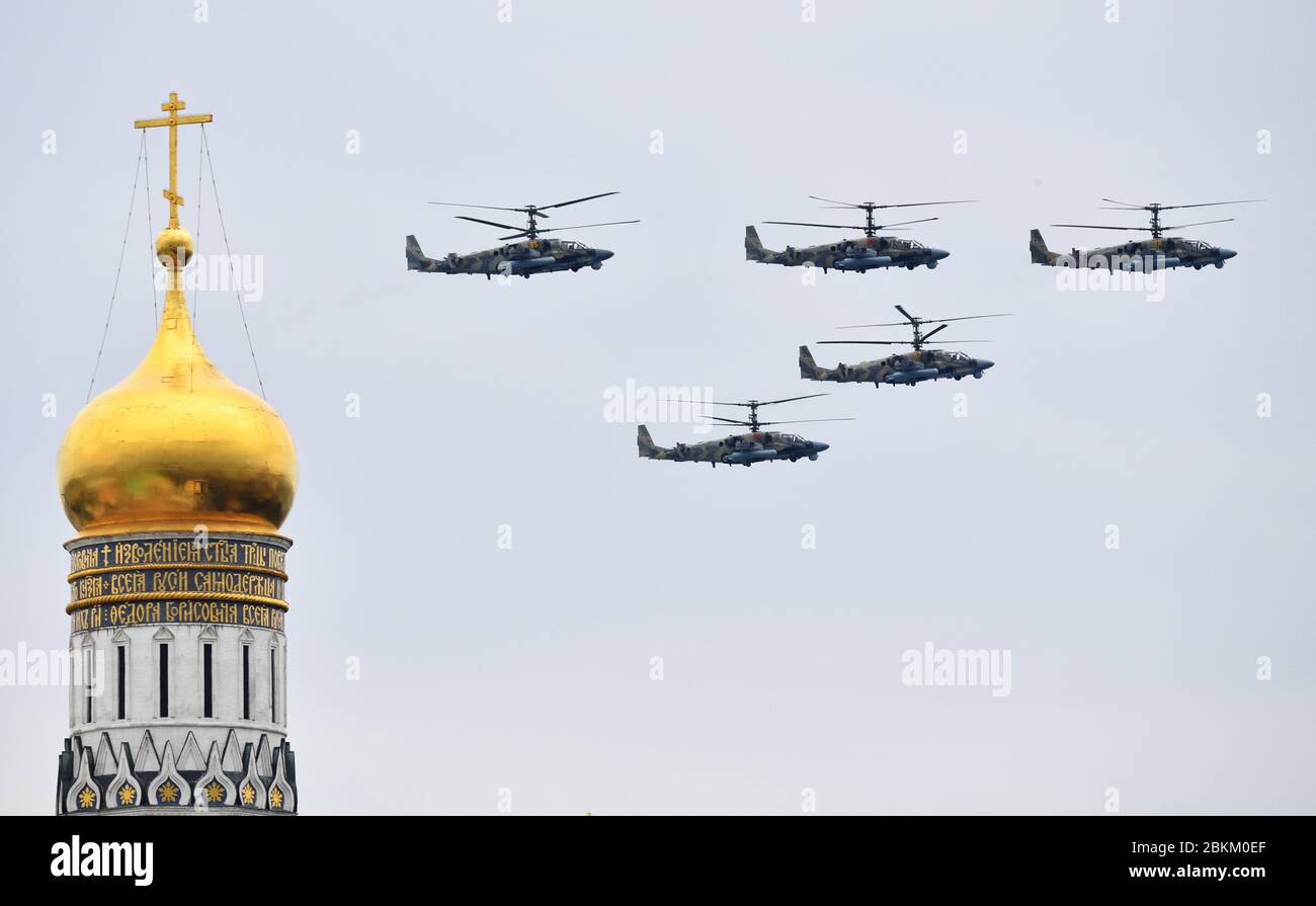(200504) -- MOSKAU, 4. Mai 2020 (Xinhua) -- die russische Ka-52 "Alligator"-Kampfhubschrauber fliegen in Formation während einer Luftparadeprobe am 4. Mai 2020 über Moskau, Russland. Insgesamt nahmen 75 Flugzeuge und Hubschrauber an der Generalprobe der Victory Day Luftparade Teil, darunter MiG-31K-Kämpfer, die Hyperschall-Kinzhal-Raketen transportieren können, Su-57-Kämpfer der fünften Generation, A-50-Langstreckenaufklärer, Il-76-Transportflugzeuge, TU-95MS und TU-160 strategische Bomber sowie Mi-8 und Mi-28N-Hubschrauber. (Sputnik via Xinhua) Quelle: Xinhua/Alamy Live News Stockfoto