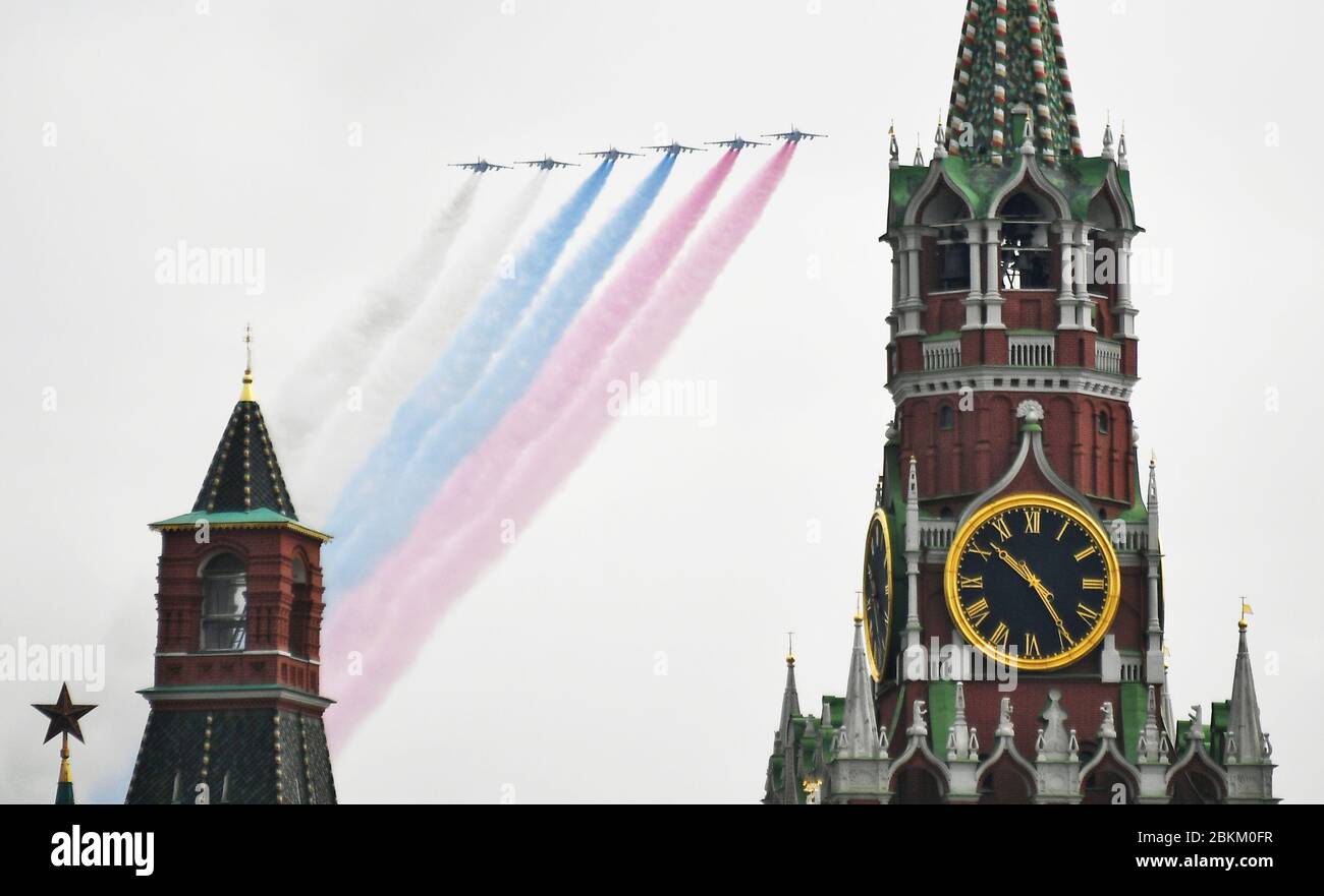 (200504) -- MOSKAU, 4. Mai 2020 (Xinhua) -- Russische Su-25-Düsenjäger fliegen in Formation während einer Luftparadeprobe am 4. Mai 2020 über Moskau, Russland. Insgesamt nahmen 75 Flugzeuge und Hubschrauber an der Generalprobe der Victory Day Luftparade Teil, darunter MiG-31K-Kämpfer, die Hyperschall-Kinzhal-Raketen transportieren können, Su-57-Kämpfer der fünften Generation, A-50-Langstreckenaufklärer, Il-76-Transportflugzeuge, TU-95MS und TU-160 strategische Bomber sowie Mi-8 und Mi-28N-Hubschrauber. (Sputnik via Xinhua) Quelle: Xinhua/Alamy Live News Stockfoto