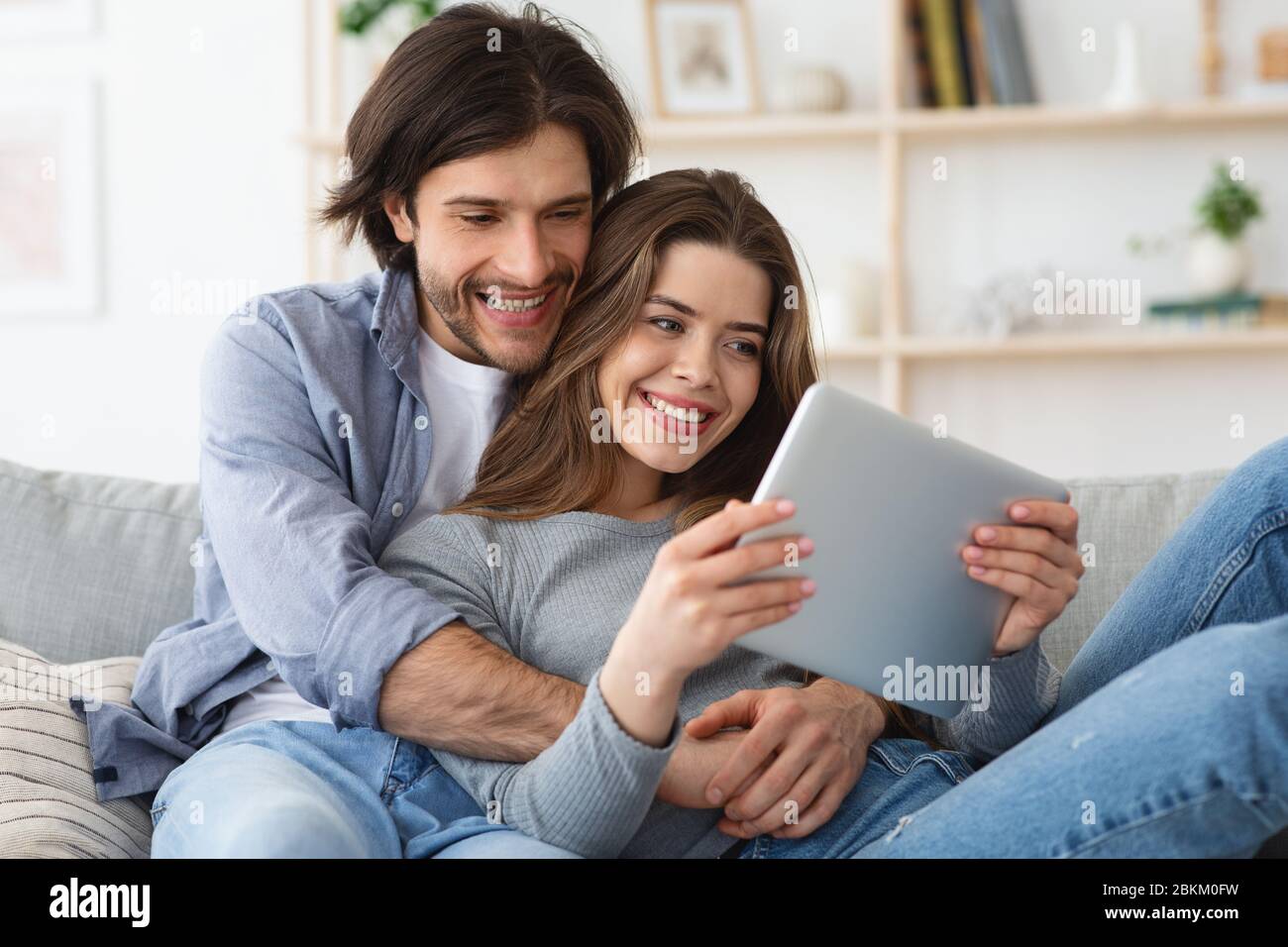 Nahaufnahme Porträt von glücklichen Paar mit digitalen Tablet zusammen Stockfoto