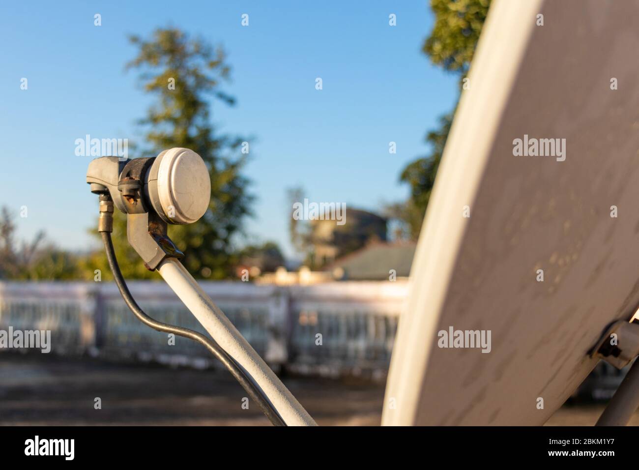 LNB, Satellitenschüssel über dem blauen Himmel im Hintergrund, selektiver Fokus. Stockfoto