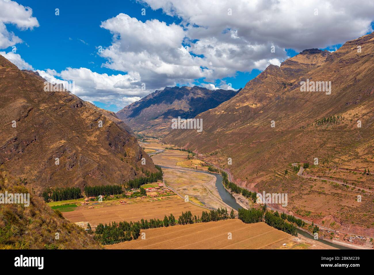 Landschaft des Heiligen Tals der Inka mit dem Urubamba Fluss und der Anden Bergkette, Pisac, Provinz Cusco, Peru. Stockfoto