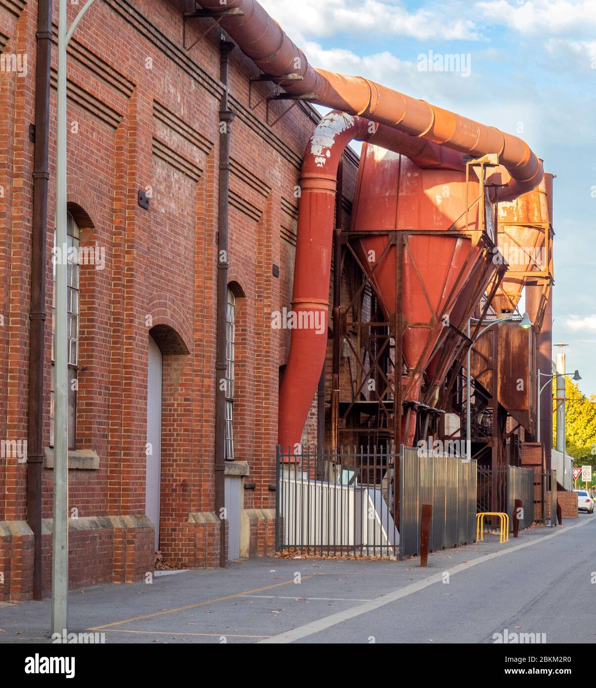 Große industrielle Lüftung Staubabsaugung, Sackhaus und Trichter an der Außenwand von Block 1 Holzbearbeitung Shop bei Midland Railway Workshops Perth WA Stockfoto