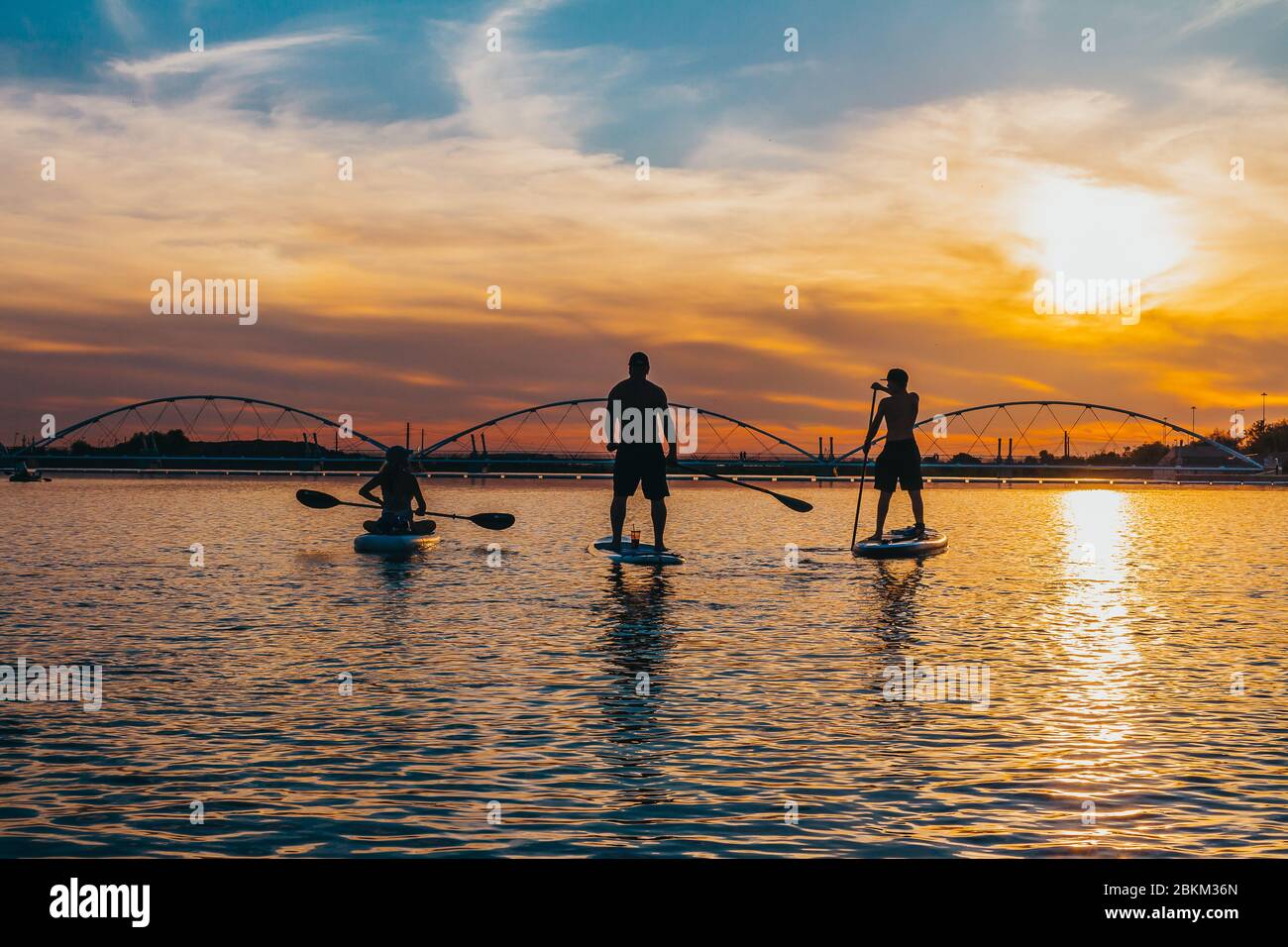 Paddelboarden bei Sonnenuntergang bei Tempe Town Lake SUP Adventures Stockfoto