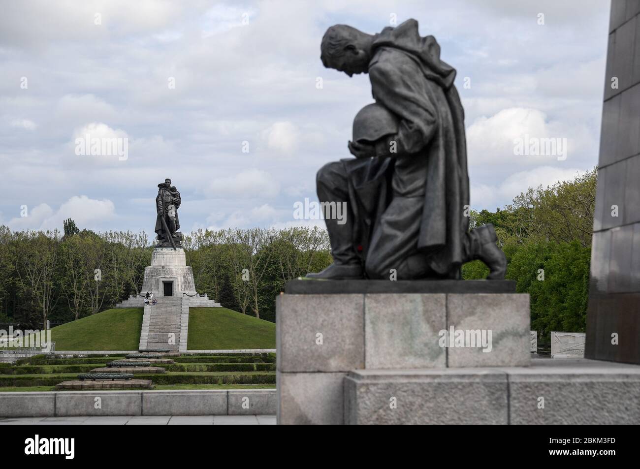 Berlin, Deutschland. Mai 2020. Die Skulptur "der Befreier" und der "Kniende Soldat" am sowjetischen Denkmal im Treptow Park. Im Mai 1949 fertiggestellt, wurde es auf Befehl der sowjetischen Truppen zu Ehren der im Zweiten Weltkrieg verstorbenen Soldaten der Roten Armee errichtet.Quelle: Britta Pedersen/dpa-Zentralbild/ZB/dpa/Alamy Live News Stockfoto