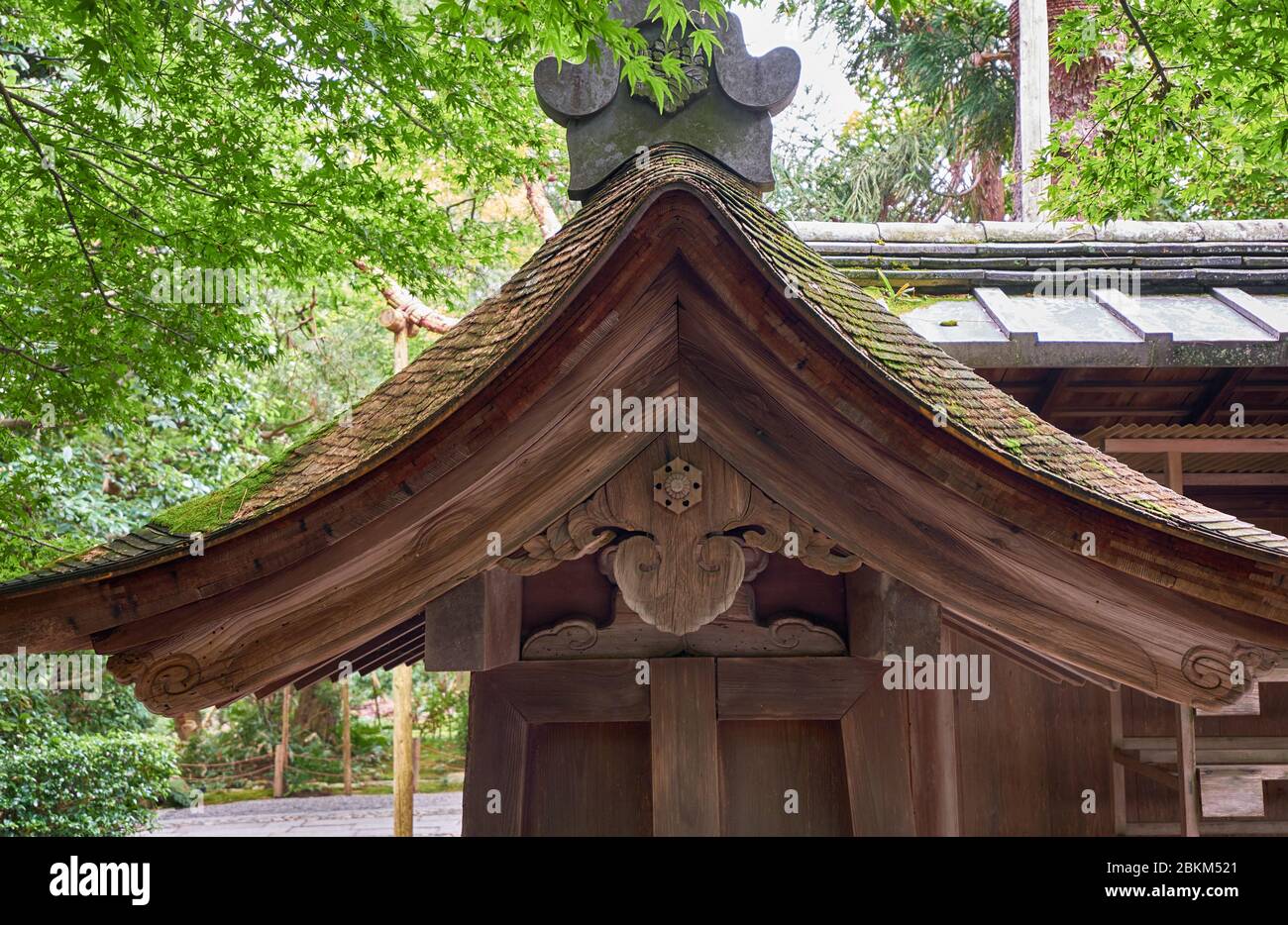 Traditionelles japanisches Zypressenrindendach mit Gegyo (Giebel-Anhänger) und morikuni auf dem Dach des Ryoan-ji Tempels. Kyoto. Japan Stockfoto