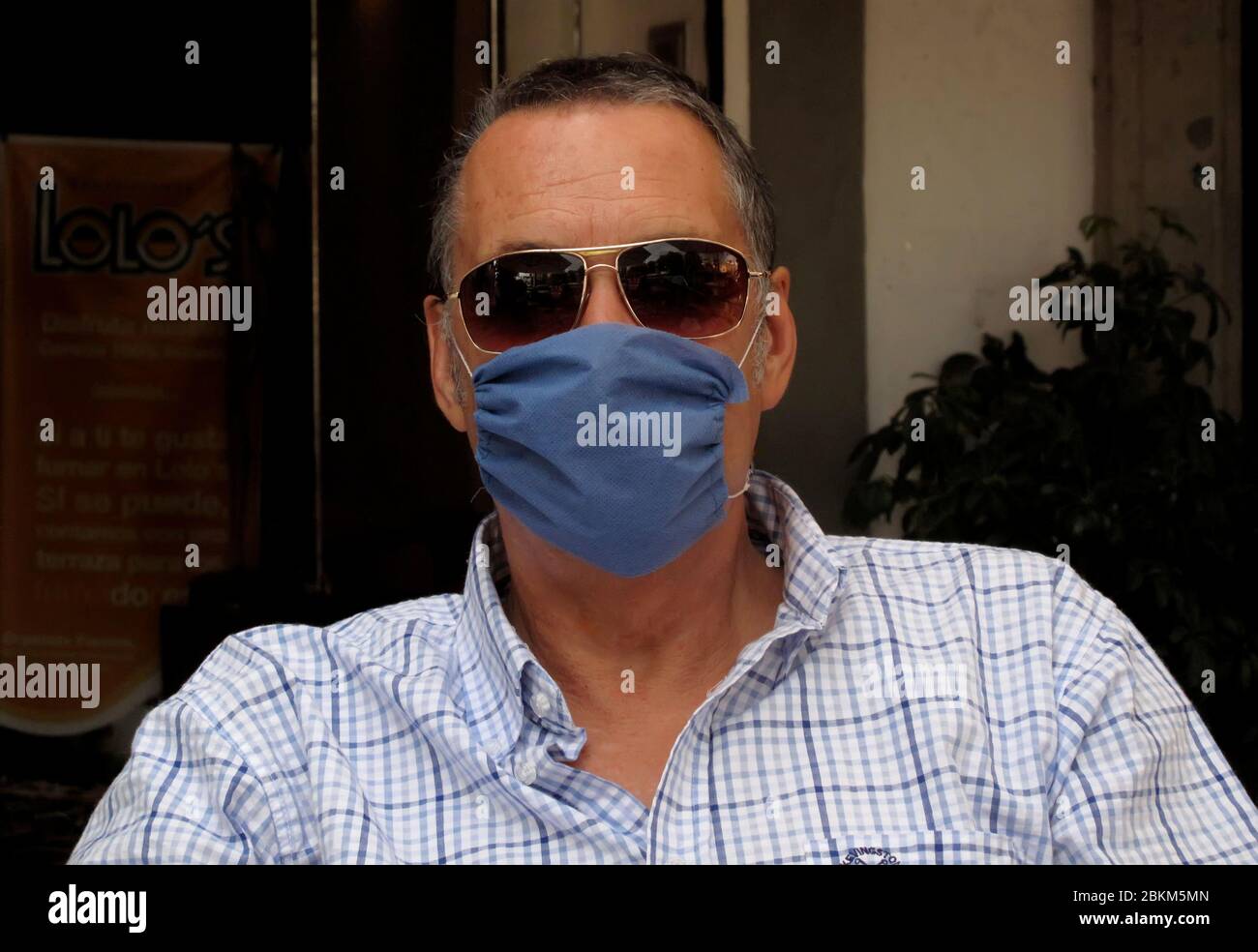 Mann mit Gesichtsmask Stockfoto