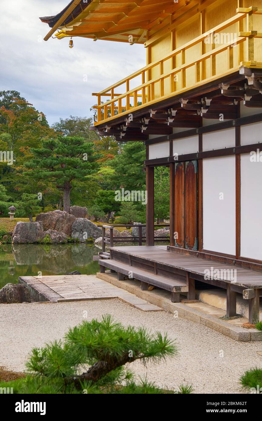 Die Seitenansicht des Goldenen Pavillons am Kinkaku-ji Tempel. Die erste Etage nannte die Kammer des Dharma-Wassers und die zweite Etage, der Turm von Soun Stockfoto