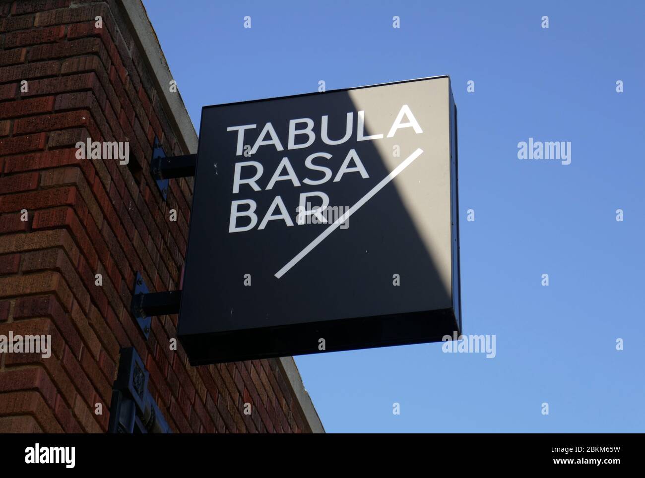 Los Angeles, Kalifornien, USA 4. Mai 2020 EIN allgemeiner Blick auf die Atmosphäre der Tabula Rasa Bar geöffnet für Take-Out Bestellungen von Speisen, Wein und Bier während Coronavirus Covid-19 Pandemie am 4. Mai 2020 in Los Angeles, Kalifornien, USA. Foto von Barry King/Alamy Stock Photo Stockfoto