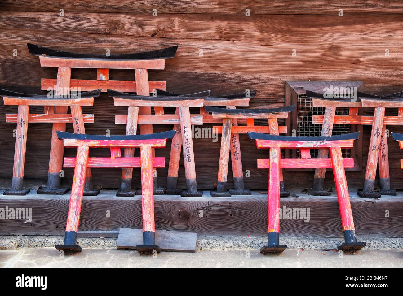 Kleines hölzernes orange-rotes Torii-Tormodell mit Wünschen, die auf ihnen am Shikichi-jinja-Schrein (Wara-tenjin) geschrieben sind. Kyoto. Japan Stockfoto