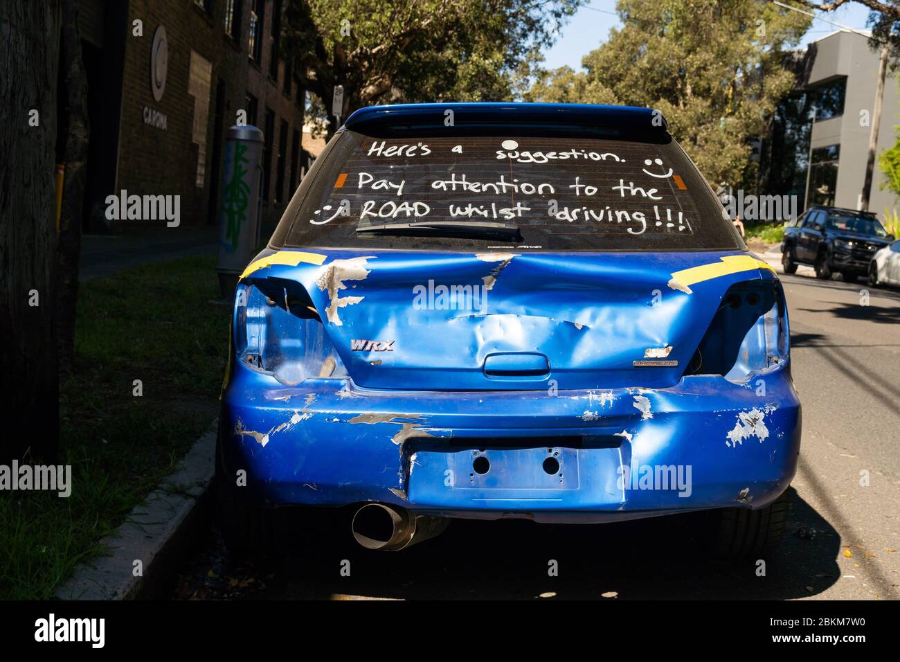 Eine Meldung zur Sicherheit von Autos und Straßen Stockfoto