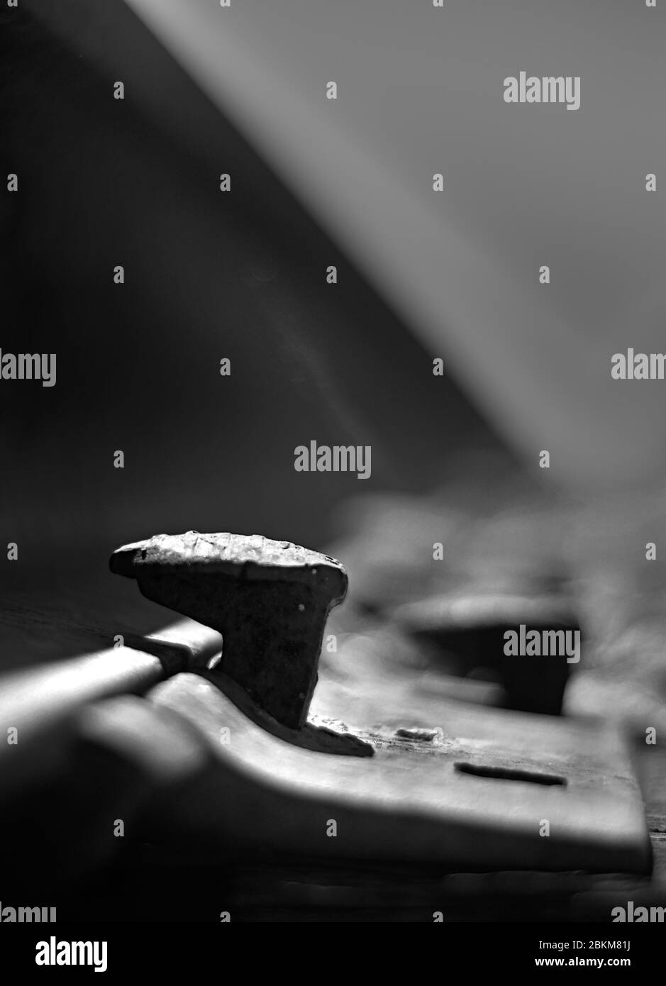 Gleisgleis-Spike Schwarz-Weiß-Aufnahme aus geringer Nahaufnahme mit Gleisgleise im Hintergrund verschwommen, während sie in die Unendlichkeit abfließt. Stockfoto