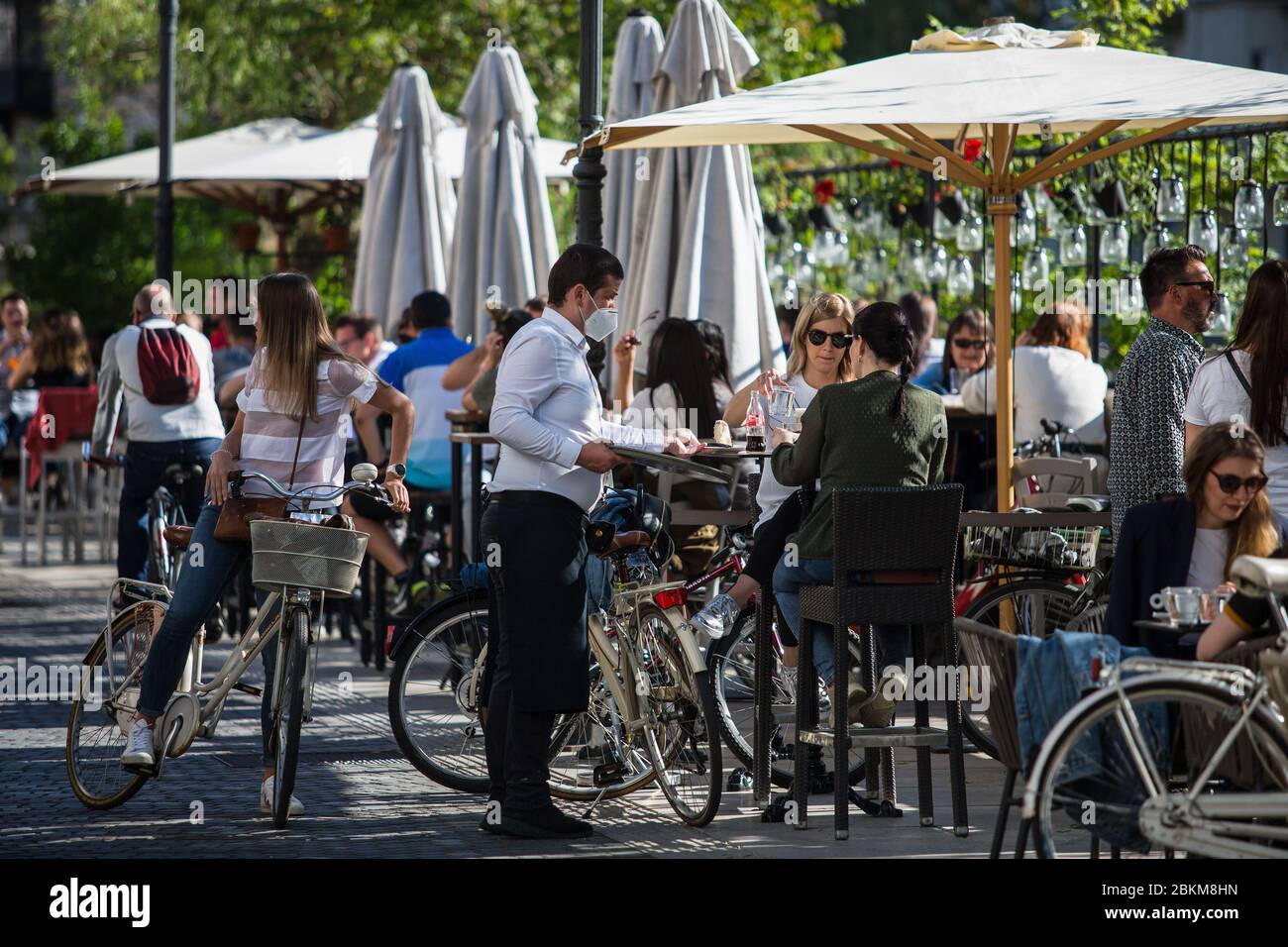 Ljubljana, Slowenien. Mai 2020. Die Menschen entspannen sich auf der Terrasse Café-Shop im Stadtzentrum, während Slowenien seine Lockdown erleichtert. Terrassenbars im Freien, Restaurants mit Schönheits- und Friseursalons und kleine Geschäfte wurden sieben Wochen nach Beginn der Sperrung aufgrund der Coronavirus-Pandemie unter strengen Sicherheitsmaßnahmen in Slowenien eröffnet. Slowenien hat an zwei aufeinander folgenden Tagen keine neuen COVID-19-Fälle gemeldet. Quelle: SOPA Images Limited/Alamy Live News Stockfoto