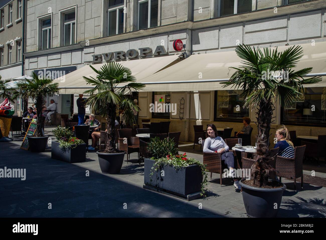 Ljubljana, Slowenien. Mai 2020. Die Menschen entspannen sich auf der Terrasse der Bars im Stadtzentrum, während Slowenien seinen Lockdown erleichtert. Terrassenbars im Freien, Restaurants mit Schönheits- und Friseursalons und kleine Geschäfte wurden sieben Wochen nach Beginn der Sperrung aufgrund der Coronavirus-Pandemie unter strengen Sicherheitsmaßnahmen in Slowenien eröffnet. Slowenien hat an zwei aufeinander folgenden Tagen keine neuen COVID-19-Fälle gemeldet. Quelle: SOPA Images Limited/Alamy Live News Stockfoto