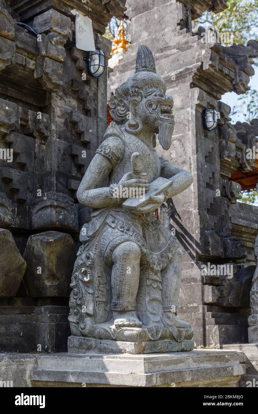 Statue des Sang Suratma gottes am Eingang des balinesischen Hindu Pura Dalem (Tempel der Toten), Gianyar, Bali Island, Indonesien. Vertikales Bild. Stockfoto