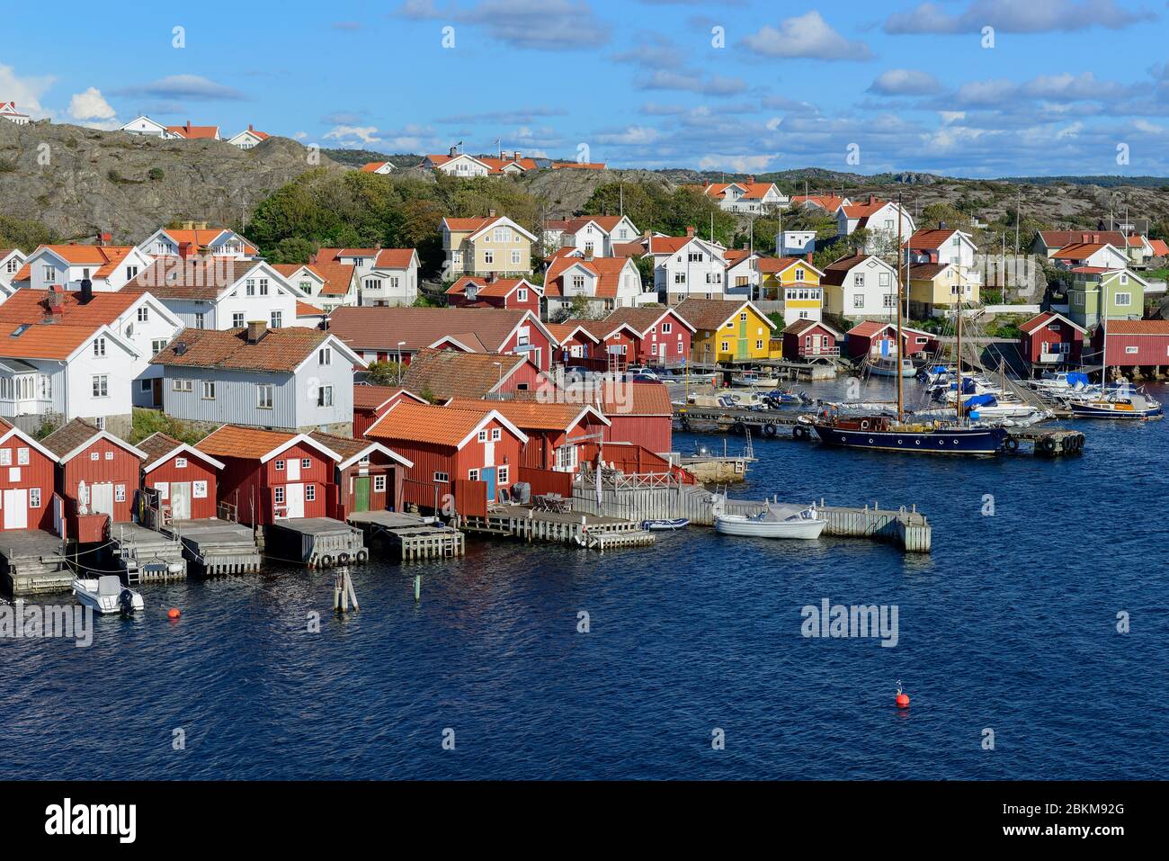 Falu rote Fischerhäuser in Hafen, Orust, Hälleviksstrand, Bohuslän, Schweden Stockfoto