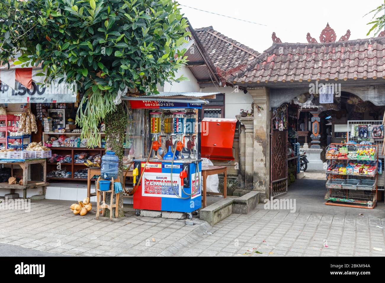 Bangli Regency, Bali, Indonesien.Wasserflasche zum Händewaschen vor dem Eintreten in den lokalen Kraftstoffauslass (pertamini). Hygienemaßnahmen für COVID 19-Virus. Stockfoto
