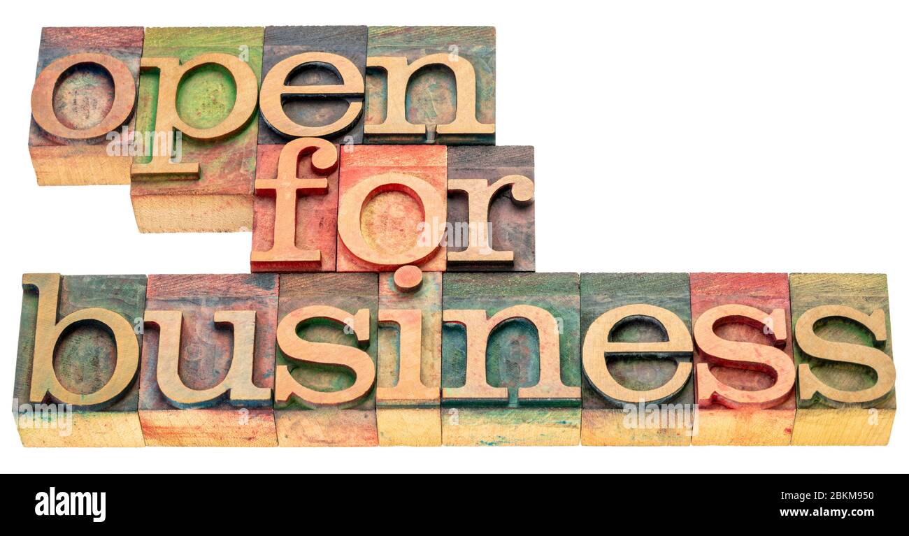 Offen für Unternehmen - isolierte Wort abstrakt in Buchdruck Holzart mit Farbtinten gefärbt, Geschäftsbetrieb während Coronavirus Pandemie Konzept Stockfoto