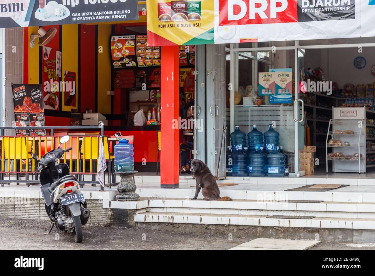 Bangli Regency, Bali, Indonesien.Wasserflasche zum Händewaschen vor dem Betreten des kleinen lokalen Shops. Hygienemaßnahmen während der COVID 19-Viruspandemie. Stockfoto