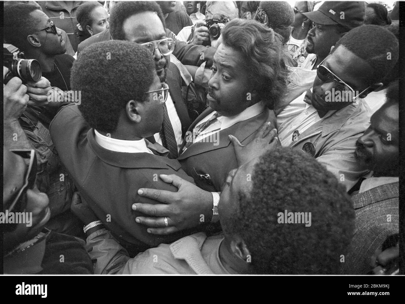 Reverend Al Sharpton mit den Anwälten Alton Maddox, links, und C. Vernon Mason bei einer Kundgebung, die von Anhängern der Nation of Islam in Bogenschützen umgeben war, bei einer Kundgebung für Tawana Brawley in Poughkeepsie, NY am 11. Mai 1988. Foto von Francis Specker Stockfoto