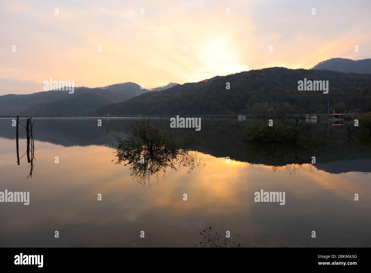 Reservoir Morgen schöne Sonnenaufgang Reflexion orange Himmel. Mungwang, Chungbuk, Korea Stockfoto