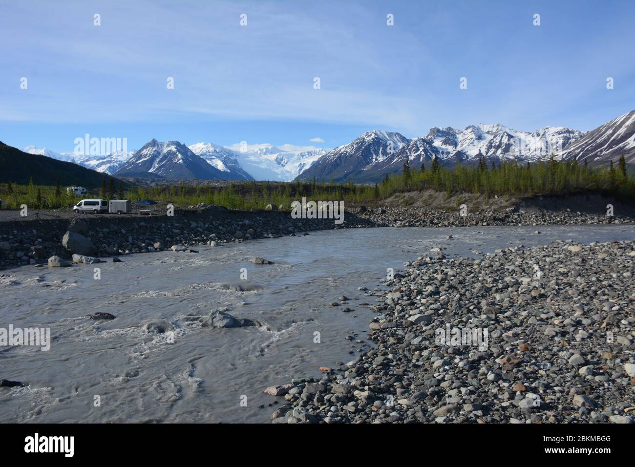 Landschaftlich schöner Campingplatz am Kenicott River in der Nähe von McCarthy in Wrangell - St Elias National Park, Alaska, USA. Stockfoto