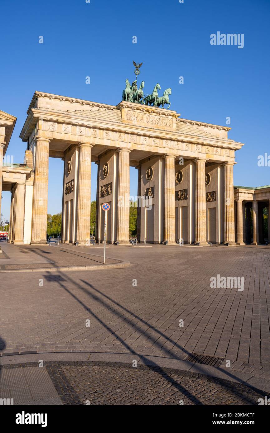 Das berühmte Brandenburger Tor in Berlin am Morgen ohne Menschen Stockfoto