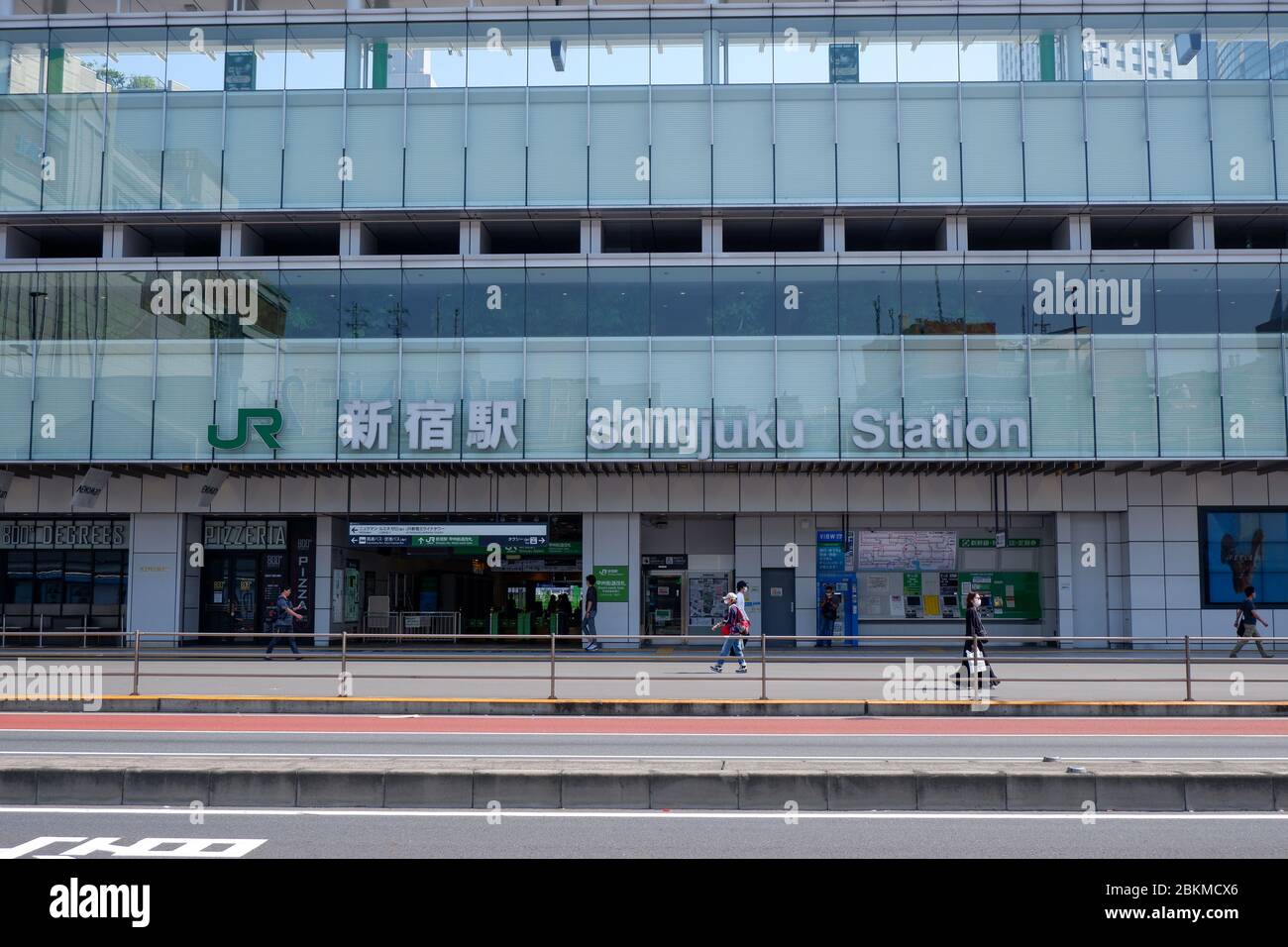 Shinjuku, Japan - 2. Mai 2020 Goldene Woche Urlaub : Shinjuku Station während des Ausnahmezustands aufgrund von Covid19 Stockfoto