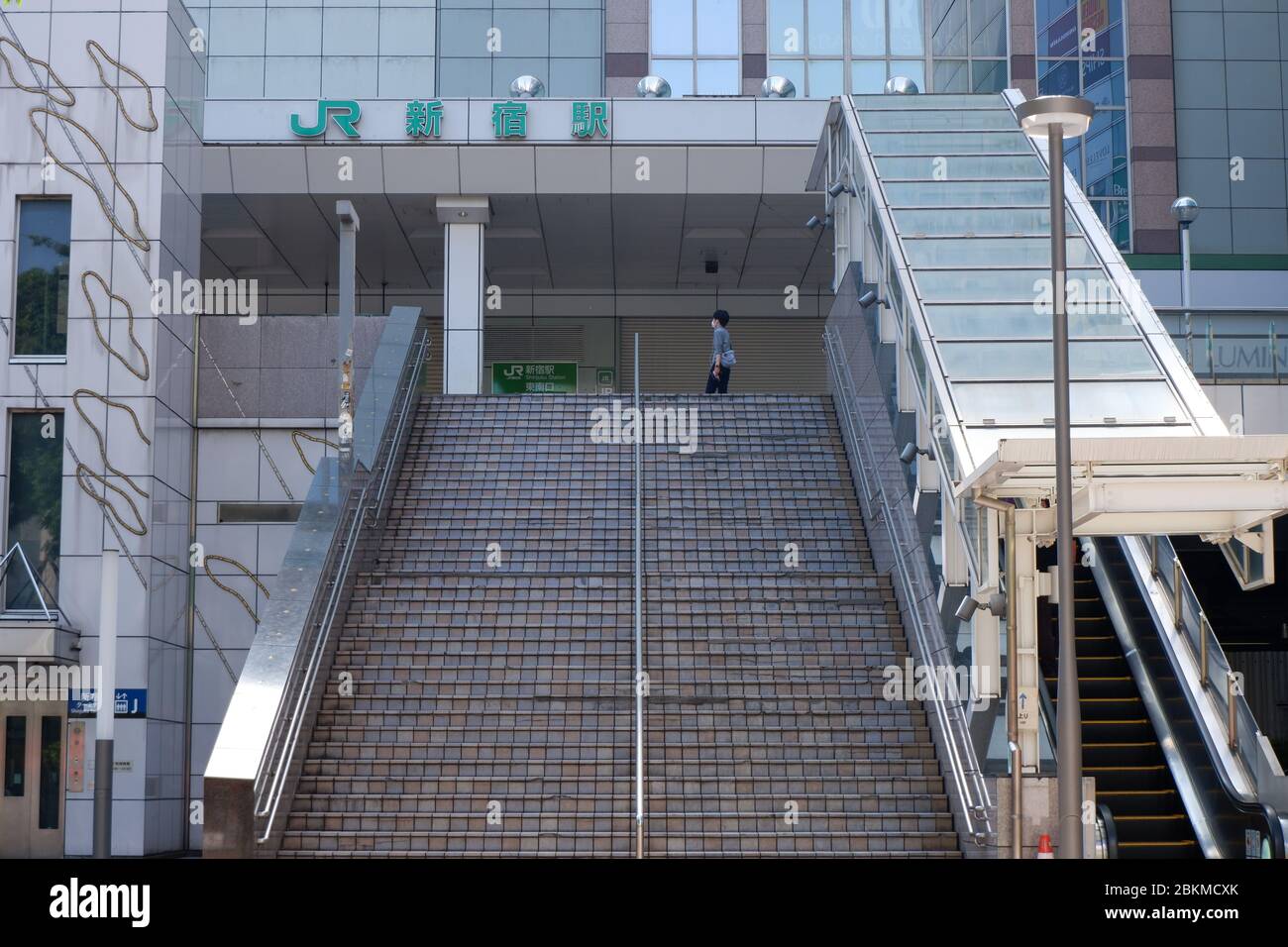 Shinjuku, Japan - 2. Mai 2020 Goldene Woche Urlaub : Shinjuku Station während des Ausnahmezustands aufgrund von Covid19 Stockfoto