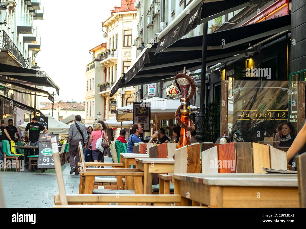 Bukarest Stadt, RUMÄNIEN - September 19, 2017: Touristen Besuch und Mittagessen im Outdoor Restaurant Cafe Downtown Lipscani Street, einer der meisten Stockfoto