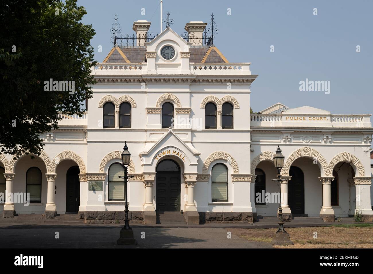 Das historische Rathaus in der Goldgräberstadt Clunes im Zentrum von Victoria. Stockfoto