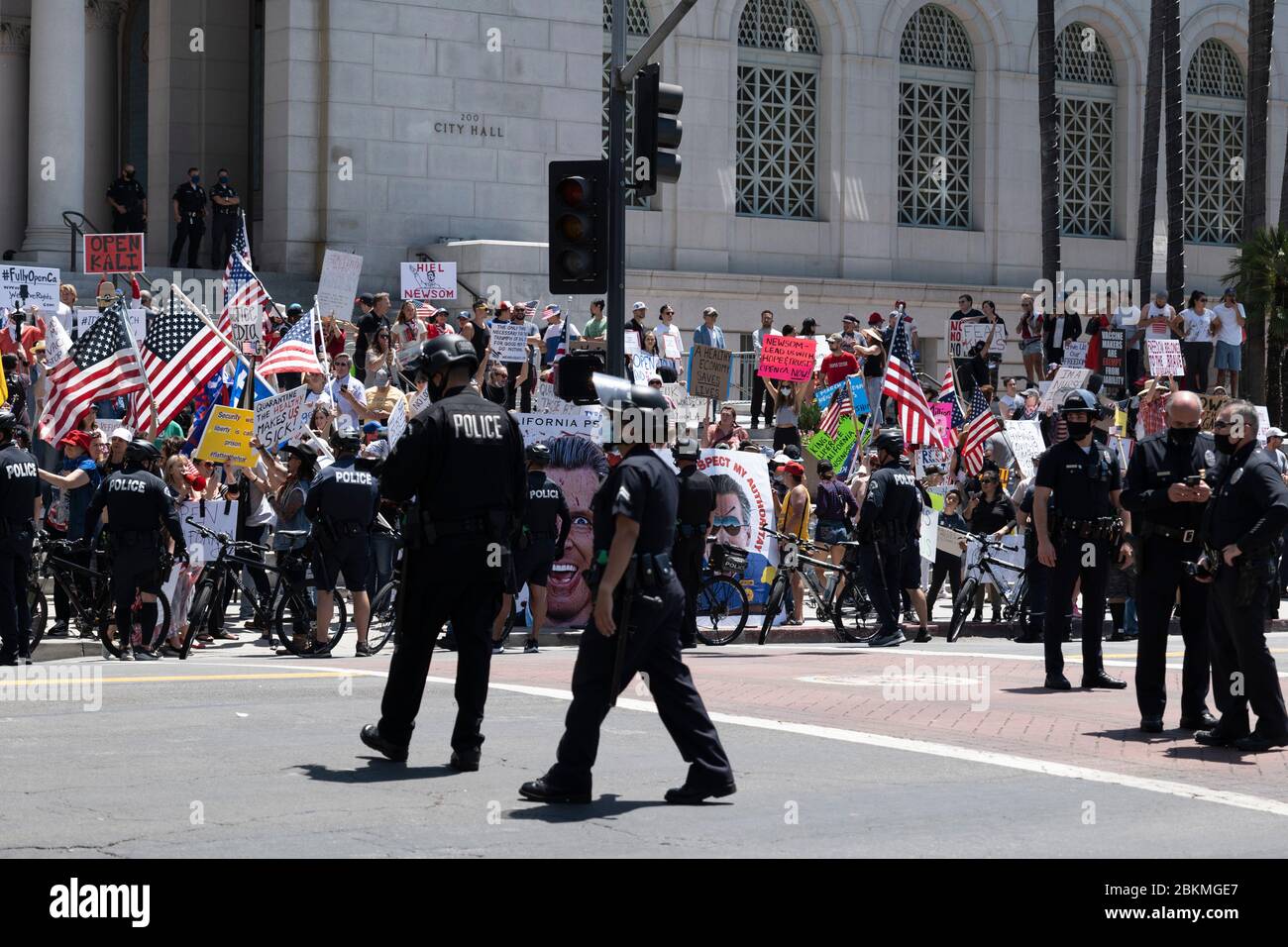 Los Angeles, CA/USA - 1. Mai 2020: Polizei behält die Kontrolle über COVID-19 Quarantäneprotestierende im Rathaus in LA Stockfoto