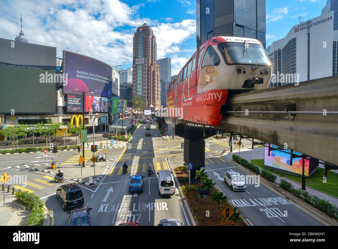 Peking, Malaysia. Mai 2020. Autos fahren auf einer Straße in Kuala Lumpur, Malaysia, 4. Mai 2020. Malaysia begann am Montag, die meisten seiner wirtschaftlichen Aktivitäten wieder aufzunehmen, da die neuen COVID-19-Fälle im Land nach einem kurzen Anstieg am Wochenende zurückgingen. Kredit: Chong Voon Chung/Xinhua/Alamy Live News Stockfoto