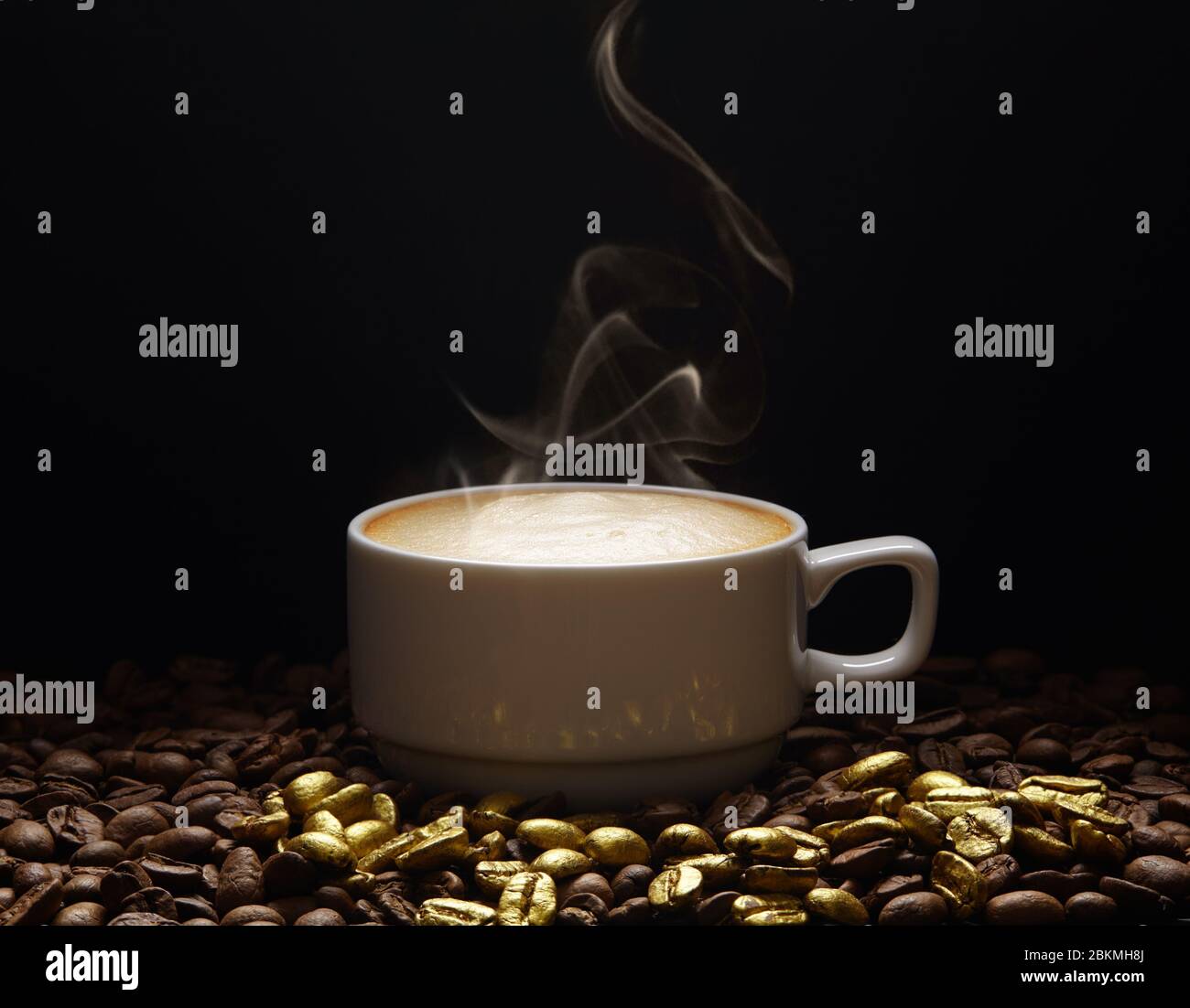 Eine Tasse Kaffee mit Rauch auf goldenen Kaffeebohnen auf dunklem Hintergrund. Platz zum Hinzufügen von Text. Stockfoto