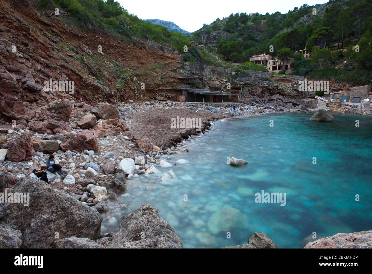 Die kleine Bucht von Cala Deia, in der Nähe des Dorfes Deia Mallorca, Balearen. Stockfoto