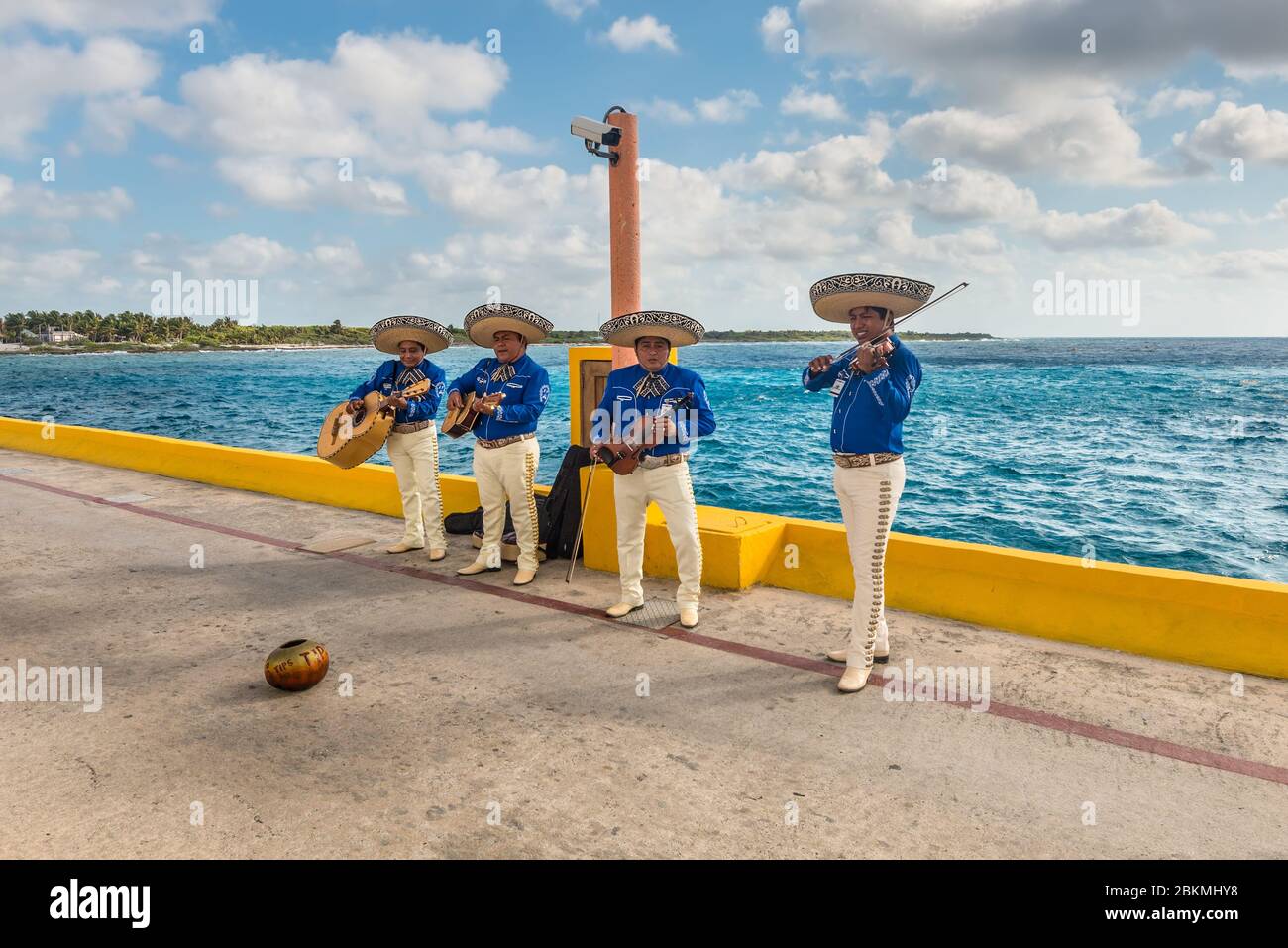 Costa Maya, Mexiko - 25. April 2019: Lokale Musiker spielen traditionelle Musik auf mexikanischem Musikinstrument, um die Passagiere eines Kreuzfahrtschiffes zu begrüßen Stockfoto