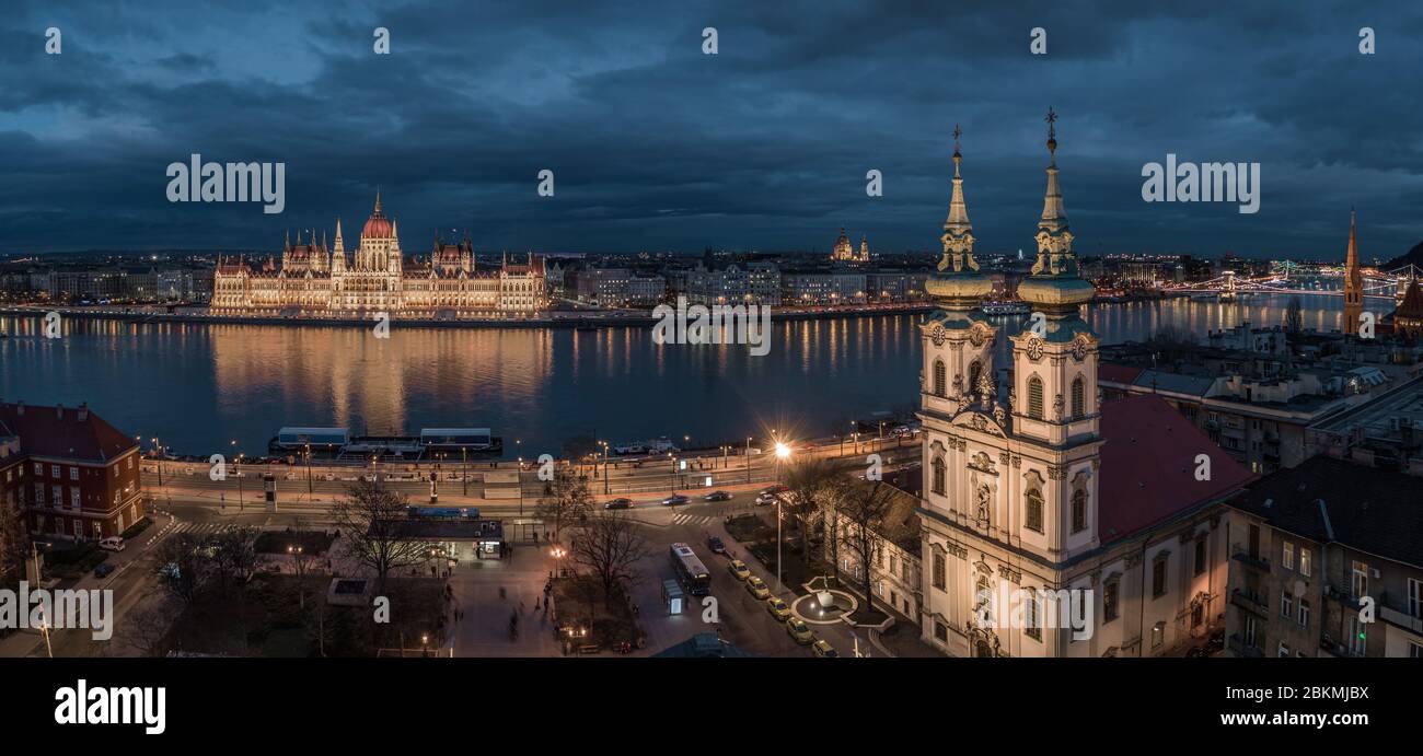 Budapest, Hungary - Luftaufnahme der Pfarrkirche St. Anne am Batthyany-Platz in der Abenddämmerung mit beleuchtetem ungarischen Parlamentsgebäude, St. Stephan Stockfoto