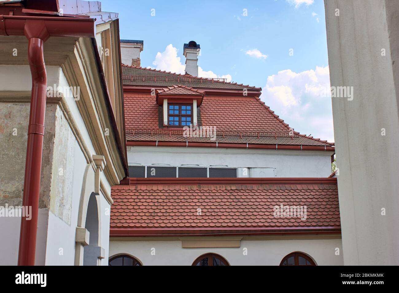 Gebäude mit roten Lehmziegeln Dach in Vilnius Altstadt Stockfoto