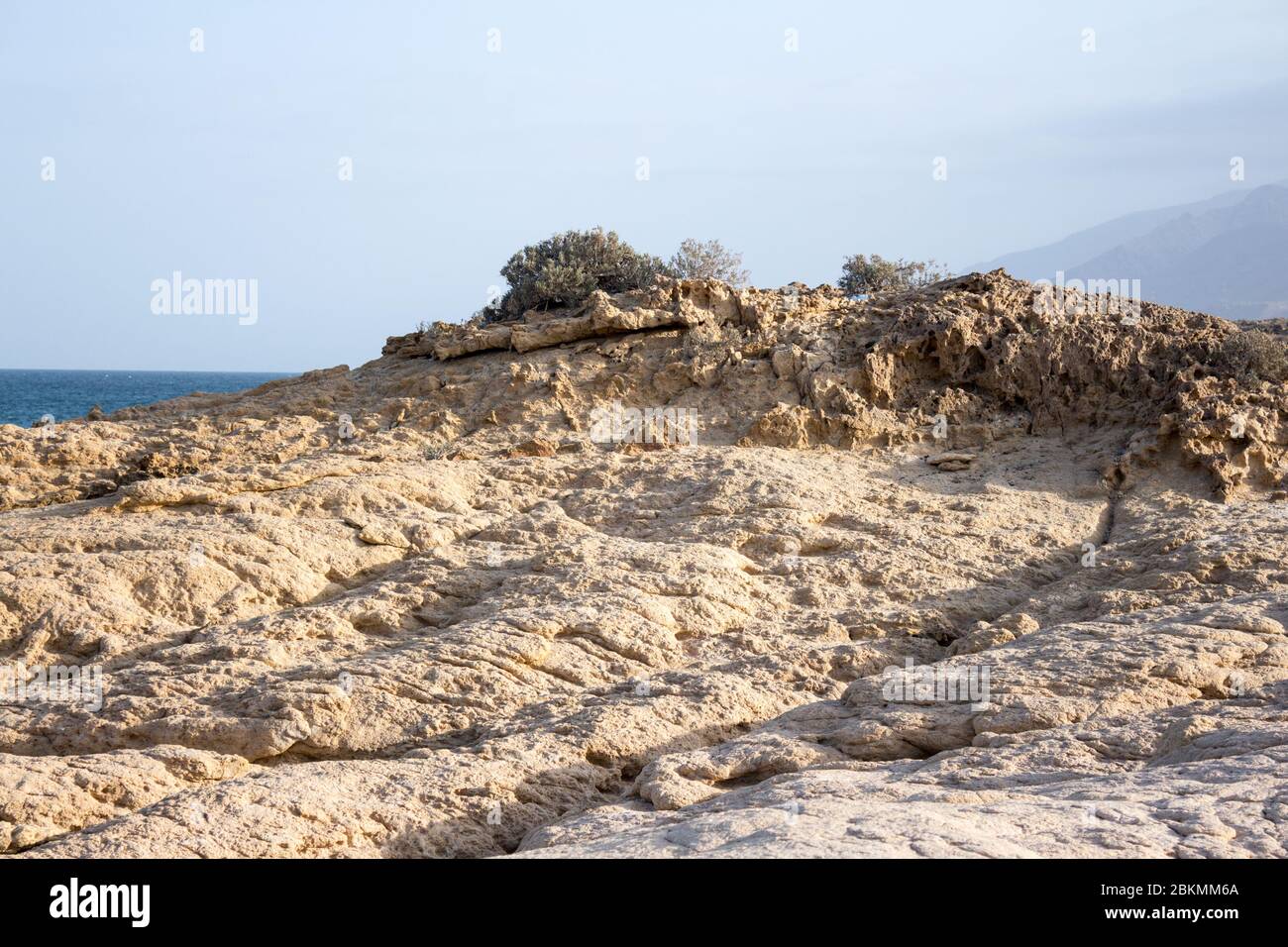 Oman Strand mit Meer und erstaunlichen Felsen, SUR Fence Beach Stockfoto